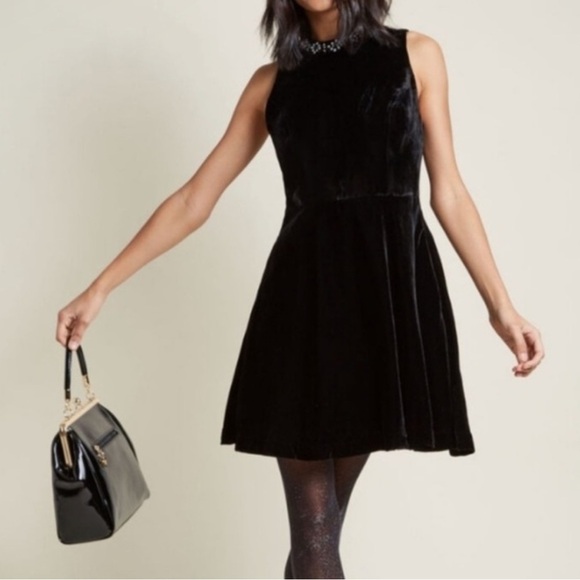 NWOT Modcloth Size Small Black Velvet Beaded Pearl Trim High Neck Above Knee - Picture 1 of 8